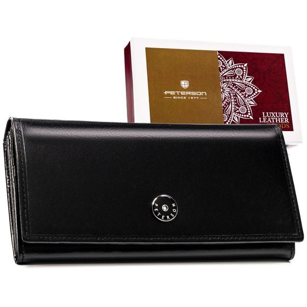 Elegancki, skórzany portfel damski w czarnym kolorze zamykany na zatrzask - Peterson. Czarne portfele damskie Peterson, bez wzorów, ze skóry. Za 113.99 zł.