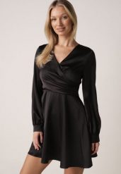 Czarna Satynowa Sukienka VICES z Bawełny o Kopertowym Kroju Glanita. Czarne sukienki damskie Born2be, na co dzień, l, bez wzorów, z bawełny, klasyczne, bez kołnierzyka, bez ramiączek, mini, kopertowe. Za 139.99 zł.