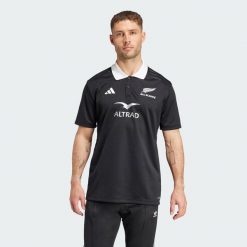 Koszulka All Blacks Rugby AEROREADY Short Sleeve. Czarne t-shirty sportowe męskie Adidas, s, z materiału, bez ramiączek, do piłki nożnej. W wyprzedaży za 194.35 zł.