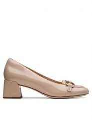 Clarks Czółenka Nyta45 Court 26181319 Beżowy. Brązowe czółenka damskie Clarks, bez wzorów, z lakierowanej skóry, bez obcasa. Za 389.99 zł.