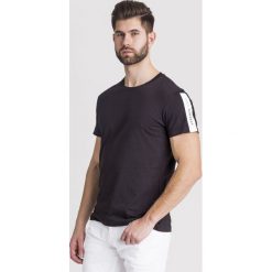 T-SHIRT Versace Jeans. Czarne t-shirty męskie Versace Jeans, l, bez wzorów, z bawełny, bez kołnierzyka. Za 179.40 zł.