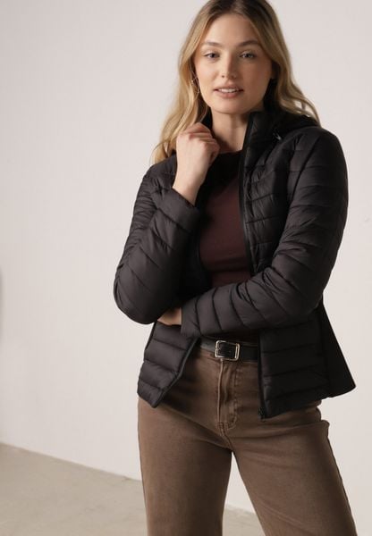 Czarna Pikowana Kurtka Przejściowa z Kapturem i Elastycznymi Panelami Feziala. Czarne kurtki damskie Born2be, na wiosnę, l, bez wzorów, z jeansu, z kapturem. Za 129.99 zł.