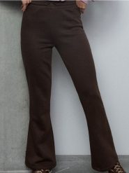 Spodnie flare basic - brązowy. Brązowe spodnie materiałowe damskie Sinsay, bez wzorów. Za 39.99 zł.