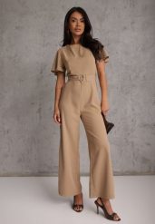 Beżowy Kombinezon VICES Ozdobiony Paskiem i Klamrą o Nieregularnym Kształcie Metilaeno. Brązowe kombinezony damskie Renee, l, bez wzorów, bez kołnierzyka, bez ramiączek. Za 179.99 zł.