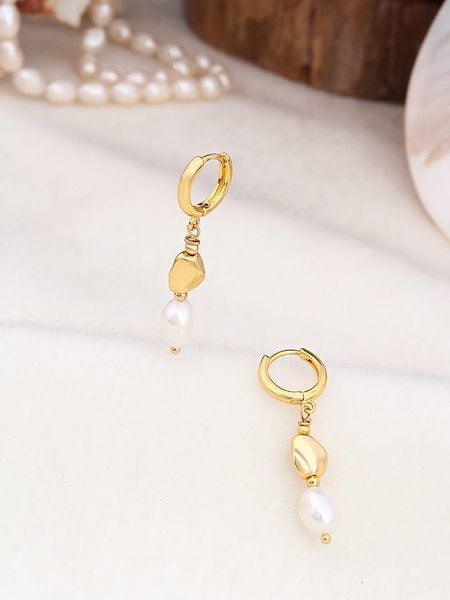 Pierres de Jade Pozłacane kolczyki z perłami rozmiar: onesize. Białe kolczyki damskie Pierres de Jade, z perłą, pozłacane. Za 39.99 zł.