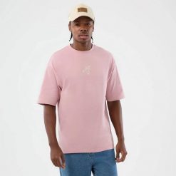 Oversized T-shirt New Era Floral. Czerwone t-shirty męskie New Era, m, bez wzorów, z dresówki, bez kołnierzyka. Za 188.50 zł.