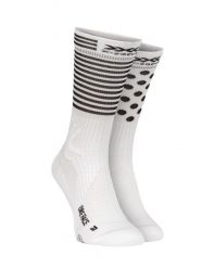 Skarpety rowerowe X-Socks Bike Race 4.0. Białe skarpetki damskie X-Socks, bez wzorów, z materiału. Za 58.00 zł.