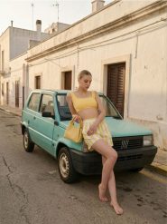 Szorty w paski z domiszką wiskozy i lnu - żółty. Żółte szorty damskie Sinsay, bez wzorów, z wiskozy. Za 39.99 zł.