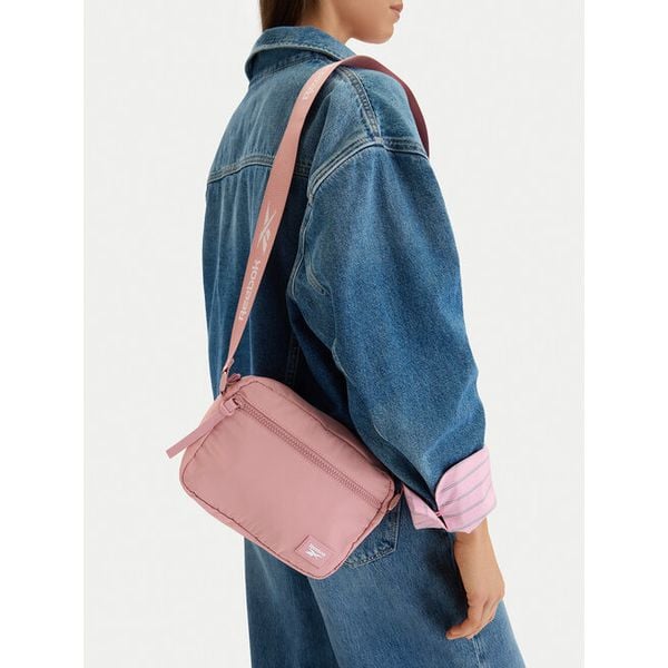 Torebka Reebok. Czerwone listonoszki damskie Reebok, bez wzorów, bez dodatków. Za 69.99 zł.