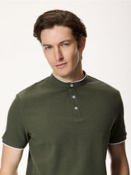 Koszulka polo ze stójką - ciemnozielony. Zielone koszulki polo męskie Reserved, l, bez wzorów, z bawełny, bez ramiączek. Za 79.99 zł.