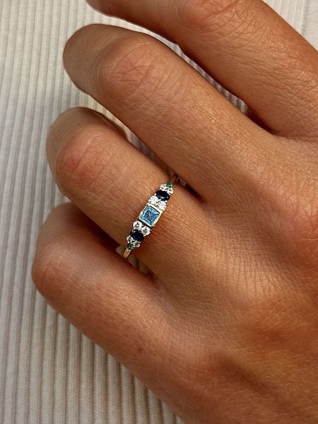 Les Petites Précieuses Pozłacany pierścionek z cyrkonią rozmiar: 58. Niebieskie pierścionki damskie Les Petites Précieuses, z cyrkonią, pozłacane. Za 118.28 zł.