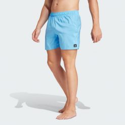 Szorty do pływania Solid CLX Classic-Length. Białe szorty męskie Adidas, bez wzorów, z materiału, klasyczne. W wyprzedaży za 90.35 zł.