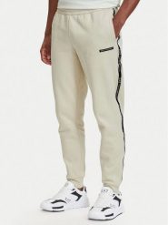 EA7 Emporio Armani Spodnie dresowe 7M002198 AF10377 U1079 Beżowy jasny Slim Fit. Brązowe spodnie dresowe męskie EA7 Emporio Armani, bez wzorów, z bawełny. Za 529.99 zł.