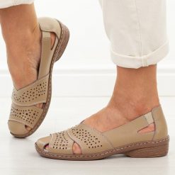 Beżowe ażurowe skórzane półbuty damskie Vinceza 66928. Brązowe półbuty damskie VINCEZA, z aplikacjami, z jeansu, eleganckie, z okrągłym noskiem, bez obcasa, na płaskiej podeszwie. W wyprzedaży za 175.12 zł.