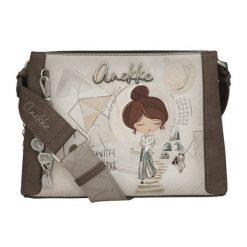 Torebka damska Anekke, na ramię z dekoracyjnym nadrukiem i metalowym logo zapinana na zamek z szerokim regulowanym paskiem oraz ozdobnym brelokiem, b. Brązowe torebki klasyczne damskie Anekke, bez wzorów, z nadrukiem, bez dodatków. Za 339.00 zł.