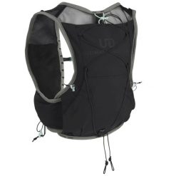 Plecak sportowo-turystyczny damski Race Vesta Backpack pojemność 8,1 L. Czarne plecaki damskie Ultimate Direction, bez wzorów, z elastanu, sportowe. Za 499.99 zł.