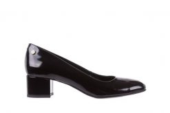 Czółenka Bayla-172 M005 Czarny, Skóra naturalna lakierowana - 36. Czarne czółenka damskie Bayla, bez wzorów, z jeansu, bez obcasa, na obcasie. W wyprzedaży za 89.10 zł.