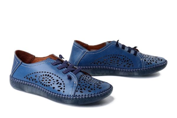 MANITU 840133-05 blau, półbuty damskie. Niebieskie półbuty damskie Manitu, w ażurowe wzory, ze skóry, bez obcasa. Za 299.90 zł.