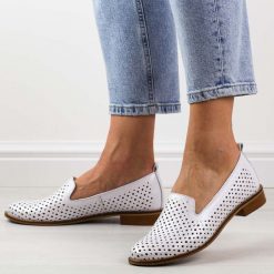 Perłowe ażurowe skórzane Polskie półbuty damskie Deoni d44. Brązowe półbuty damskie Deoni, w ażurowe wzory, ze skóry, klasyczne, bez obcasa, na płaskiej podeszwie. Za 419.00 zł.