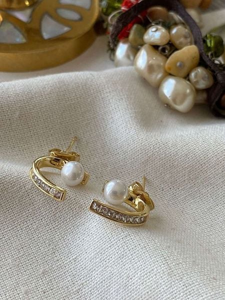 Luseera Pozłacane kolczyki-wkrętki z cyrkoniami rozmiar: onesize. Żółte kolczyki damskie Luseera, z cyrkonią, pozłacane. Za 43.99 zł.