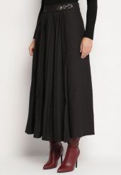 Czarna Trapezowa Spódnica Plisowana z Wiskozą Ozdobiona Klamrą Calemi. Czarne spódniczki damskie Born2be, l, bez wzorów, z wiskozy, eleganckie, maxi, trapezowe. Za 79.99 zł.