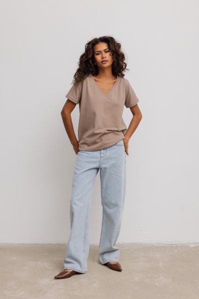 T shirt z dekoltem w kształcie V w kolorze LATTE- V NECK-XL. T-shirty damskie Marsala, xl, bez wzorów, z bawełny, bez kołnierzyka. Za 69.90 zł.