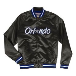 Lekka satynowa kurtka Orlando Magic. Czarne kurtki męskie Mitchell & Ness, bez wzorów, z satyny, sportowe, bez kaptura. Za 553.00 zł.