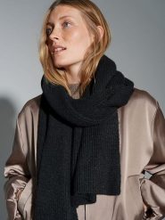 OPUS Szal "Ashiny" w kolorze czarnym rozmiar: onesize. Czarne szaliki i kominy damskie Opus, bez wzorów, ze splotem. Za 86.99 zł.
