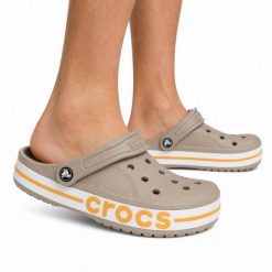 Klapki chodaki sportowe Crocs BAYABAND CLOG. Brązowe klapki damskie Crocs, bez wzorów, z materiału, bez obcasa. Za 219.00 zł.