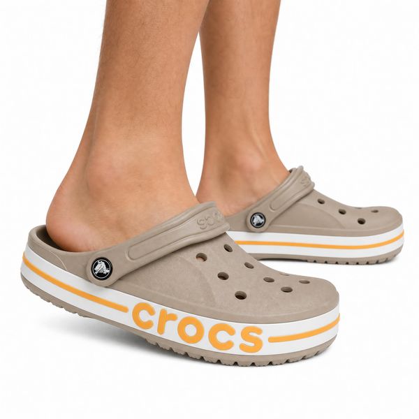 Klapki chodaki sportowe Crocs BAYABAND CLOG. Brązowe klapki damskie Crocs, bez wzorów, z materiału, bez obcasa. Za 219.00 zł.