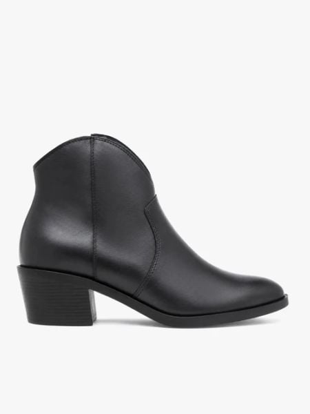 Czarne botki w kowbojskim stylu. Czarne botki damskie Ryłko, ze skóry, z okrągłym noskiem, za kostkę, bez obcasa, na obcasie, bez zapięcia. Za 479.99 zł.