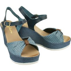 PIAZZA 910710-5 jeans, sandały damskie. Sandały damskie Piazza, bez wzorów, z jeansu, bez obcasa, na koturnie. W wyprzedaży za 125.00 zł.