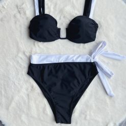 Bikini z kokardkami i wysokimi figami na lato Ondine. Czarne bikini damskie Intica, bez wzorów. Za 159.00 zł.