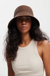 KAPELUSZ BUCKET RETRO BRĄZOWY One size - Flawless. Brązowe kapelusze damskie Flawless, na lato, bez wzorów. Za 210.00 zł.