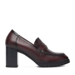 Półbuty Lasocki. Czerwone półbuty damskie Lasocki, bez wzorów, bez obcasa, na obcasie. Za 259.99 zł.