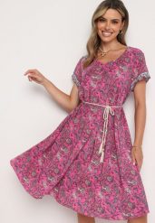 Fuksjowa Wiskozowa Sukienka Rozkloszowana we Wzór Paisley Mastis. Czerwone sukienki damskie Born2be, na imprezę, uniwersalny, bez wzorów, z wiskozy, eleganckie, bez kołnierzyka, bez ramiączek, midi, rozkloszowane. W wyprzedaży za 63.99 zł.