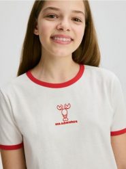 Krótki t-shirt z haftem - czerwony. Czerwone koszulki dziewczęce Reserved, bez wzorów, z bawełny, bez ramiączek. W wyprzedaży za 19.99 zł.