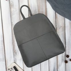 Plecaczek damski skórzany szary mały plecak miejski Abruzzo ABR-38-GR. Szare plecaki damskie bez wzorów, ze skóry, klasyczne. Za 179.00 zł.