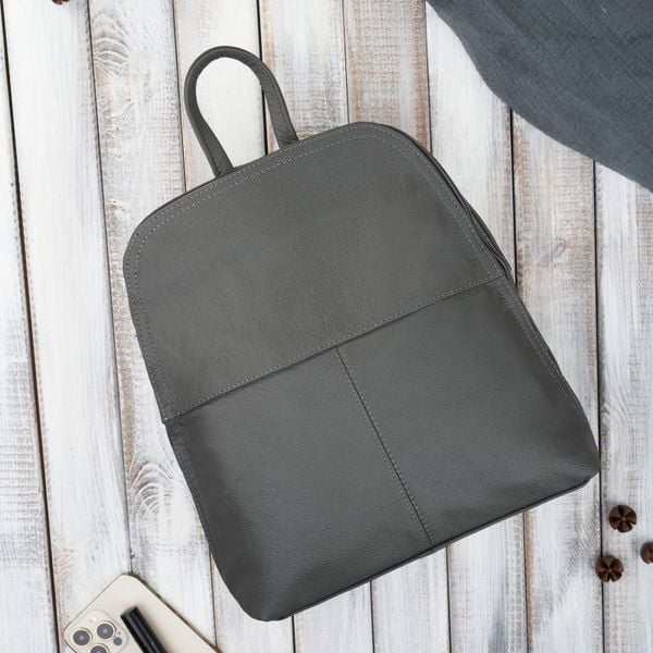 Plecaczek damski skórzany szary mały plecak miejski Abruzzo ABR-38-GR. Szare plecaki damskie bez wzorów, ze skóry, klasyczne. Za 152.15 zł.