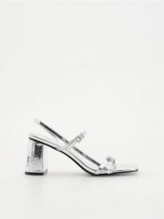 Metaliczne sandały na klocku - srebrny. Szare sandały damskie Reserved, bez wzorów, ze skóry, bez obcasa. W wyprzedaży za 45.99 zł.