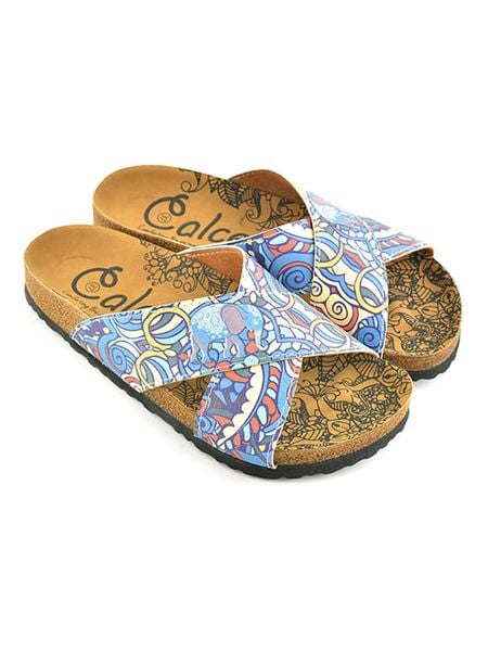 Calceo Klapki w kolorze niebieskim ze wzorem rozmiar: 37. Niebieskie klapki damskie Calceo, bez wzorów, z materiału, bez obcasa. Za 126.99 zł.