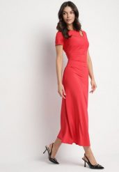 Czerwona Sukienka o Dopasowanym Fasonie z Lekkimi Marszczeniami Aporea. Czerwone sukienki damskie Born2be, na co dzień, na lato, l, bez wzorów, eleganckie, bez kołnierzyka, bez ramiączek, maxi, dopasowane. W wyprzedaży za 135.99 zł.
