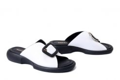 BOCCATO 0450-005 white, klapki damskie. Białe klapki damskie Boccato, bez wzorów, ze skóry, bez obcasa, na obcasie. Za 242.17 zł.