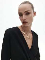 Sukienka o kroju marynarki - czarny. Czarne marynarki i żakiety damskie Reserved, l, bez wzorów, z tkaniny. W wyprzedaży za 49.99 zł.