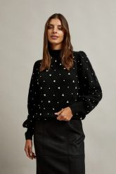 Sweter ozdobiony koralikami czarny. Czarne swetry klasyczne damskie MOODO, l, z elastanu, bez kołnierzyka. W wyprzedaży za 47.99 zł.