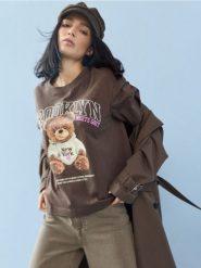 Bawełniana koszulka z nadrukiem misia - brązowy. Brązowe t-shirty damskie Sinsay, l, bez wzorów, z bawełny, bez kołnierzyka. Za 25.99 zł.