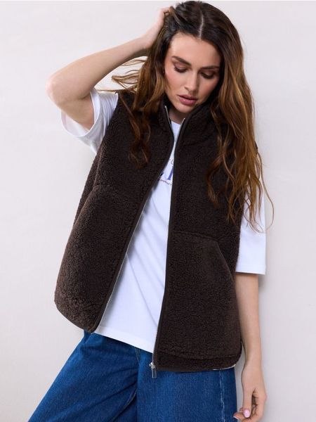 Kamizelka teddy ze stójką i zapięciem na zamek - brązowy. Brązowe kamizelki damskie Sinsay, l. Za 69.99 zł.