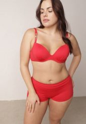 Czerwone Bikini z Ozdobnym Marszczeniem Biustonosz i Majtki Typu Bokserki Peiria. Czerwone bokserki i panty damskie Born2be, uniwersalny, bez wzorów. Za 99.99 zł.