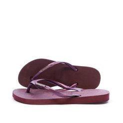 Klapki damskie Havaianas Slim Logo Metallic. Fioletowe klapki damskie Havaianas, w ażurowe wzory, z materiału, bez obcasa. Za 170.00 zł.