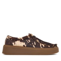 Półbuty Clarks. Brązowe półbuty damskie Clarks, bez wzorów, bez obcasa, na płaskiej podeszwie. Za 569.99 zł.